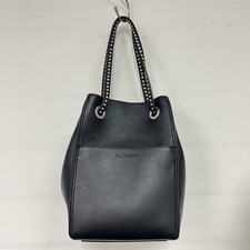 銀座本店で、ジェイ&エムデヴィッドソンのブラックの品番が1859Nの2×4ツーバイフォーのスクエア型スタッズ付きハンドバッグを買取ました。状態は数回使用程度の新品同様品です。