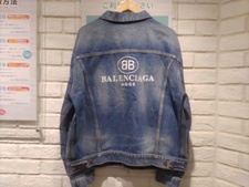 新宿店で、バレンシアガの515528のBBモードのバックロゴ刺繍が入ったオーバーサイズデニムジャケットを買取しました。状態は綺麗な状態の中古美品です。