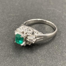 銀座本店で、Pt900素材を使った、0.26 0.13 0.12刻印のエメラルドとダイヤモンドのリングを買取いたしました。状態は-