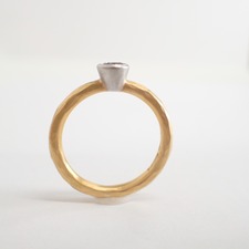 大阪心斎橋店の出張買取にて、マルコムベッツのK22イエローゴールドに1Pダイヤモンドがデザインされたハンマリングの指輪を高価買取いたしました。状態は通常使用感のお品物です。