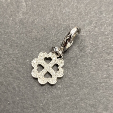 銀座本店で、ピアジェの750WG素材のダイヤモンドを使ったハート型クローバーペンダントトップを買取いたしましたのでご紹介します。状態は通常使用感がある中古のお品物です。