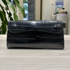渋谷店で、ワイルドスワンズのWAVEという定番モデルの長財布を買取ました。状態は若干の使用感がある中古品です。