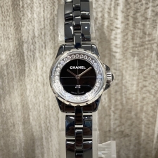 銀座本店で、シャネルのJ12-XSのセラミック素材を使ったダイヤモンドベゼルのクオーツ時計H5235を買取いたしました。状態は綺麗な状態の中古美品です。