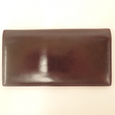 宅配買取センターでガンゾの57237、SHELL CORDOVAN2を使った長財布を買取させていただきました。状態は若干の使用感がある中古品です