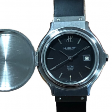 大阪心斎橋店の出張買取にて、ウブロのMDM社時代のレディースクオーツ腕時計であるクラシックハンターケース・139.11.1を高価買取いたしました。状態は通常使用感のお品物です。