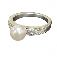 広尾店でミキモトのPt950のパールとダイヤモンドが装飾されているリングをお買取しました。状態は綺麗な状態の中古美品です。
