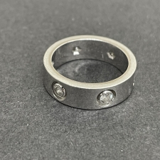 銀座本店で、カルティエの若干の小傷の見受けられる、K18WGを使用した6Pダイヤのラブリングを買取ました。状態は通常使用感があるお品物です