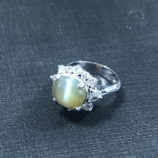 大阪心斎橋店にて、5.98ctのキャッツアイと0.8ctのダイヤモンドが装飾されたプラチナ900のリングを高価買取いたしました。状態は通常使用感のお品物です。