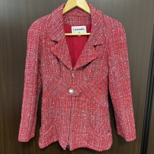 心斎橋店でシャネルの2019SSコレクションの、パールボタン付きツイードミディアムジャケットを買取しました。状態は若干の使用感がある中古品です。
