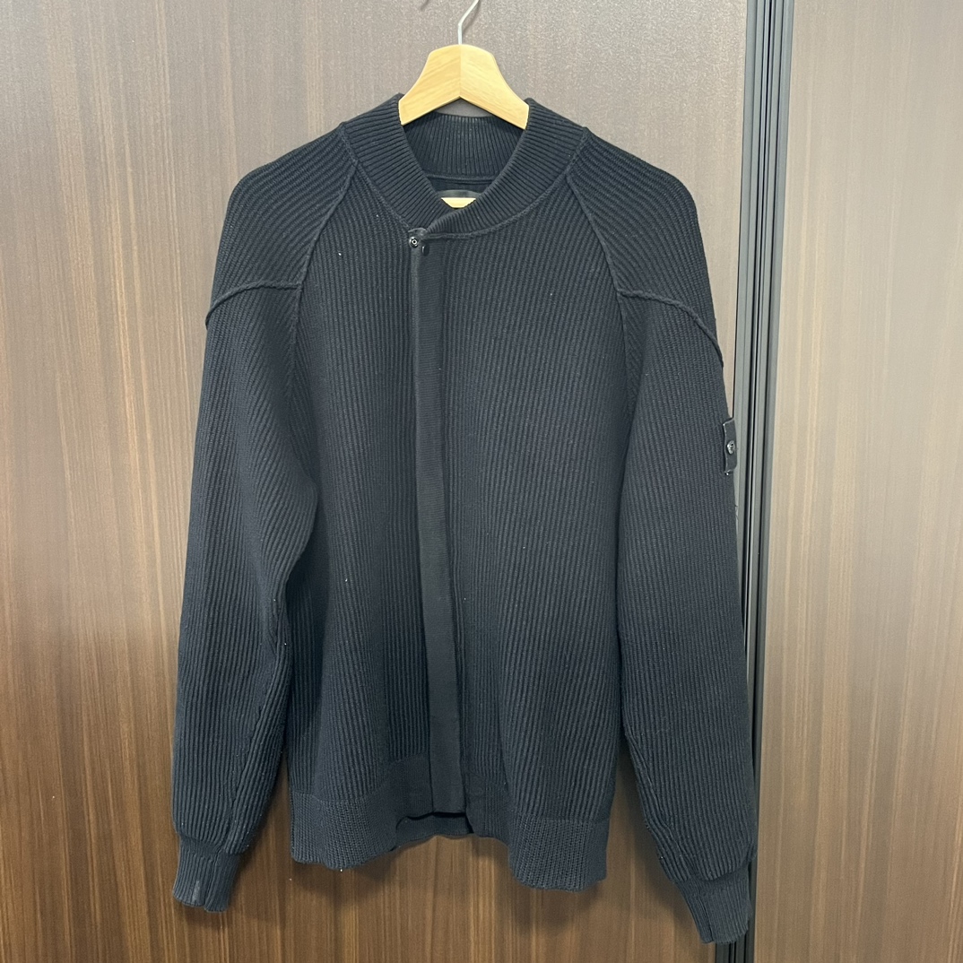 ストーンアイランドのGHOST PIECE 583FA ブラック アシンメトリーカーディガン セータージャケットの買取実績です。