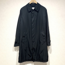 浜松入野店で、アルマーニのブラックのナイロンのステンカラーコートを買取ました。状態は若干の使用感がある中古品です。