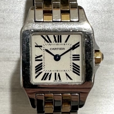 渋谷店で、カルティエの腕時計、サントスドゥモワゼルSMを買取ました。状態は若干の使用感がある中古品です。