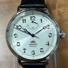 心斎橋店で、オリエントの白文字盤の手巻き式時計のモデルの、モナークを買取しました。状態は未使用に近い試着程度の品です。