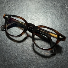 心斎橋店で、ジュリアスタートオプティカルの名作アーネルを復刻したファッションメガネを買取しました。状態は若干の使用感がある中古品です。