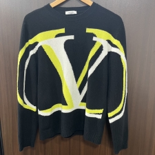 心斎橋店で、ヴァレンティノのロゴデザインの、ウールカシミヤ素材ニットセーターを買取しました。状態は若干の使用感がある中古品です。
