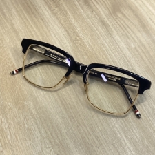 銀座本店で、トムブラウンのブローラインウェリントンメガネフレーム眼鏡TB-709-C-NVY-GLD-51を買取いたしました。状態は綺麗な状態の中古美品です。