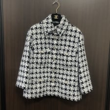 神戸三宮店にて、シャネルの2019年モデルとして発売されたクリアラメココマークボタンのツイードジャケットを高価買取いたしました。状態は綺麗な状態のお品物です。