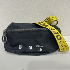 浜松入野店で、オフホワイトのロゴプリントのナイロンインダストリアルのベルトバッグを買取ました。状態は若干の使用感がある中古品です。
