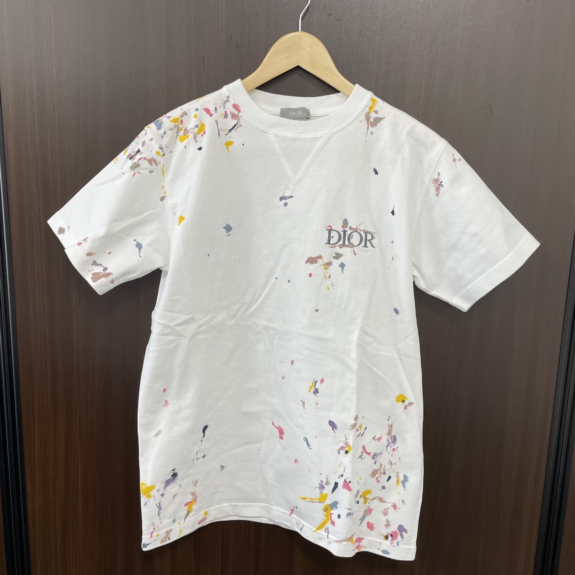 ディオールオムの21SS ホワイト ペイント加工ロゴ Tシャツ 183J686A0554の買取実績です。