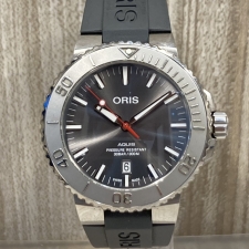 銀座本店で、オリスのアクイスデイトのレリーフラバーベルト自動巻き腕時計01 733 7730 4153-07 4 24 63EBを買取いたしました。状態は若干の使用感がある中古品です。