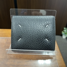 心斎橋店で、メゾンマルジェラのブラックの二つ折り財布、S56UI0140を買取ました。状態は未使用に近い試着程度の品です。