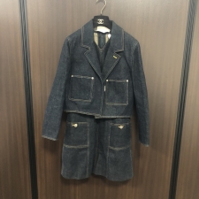 神戸三宮店にて、シャネルのワンピースとジャケットのコットンデニムセットアップを高価買取いたしました。状態は通常使用感のお品物です。