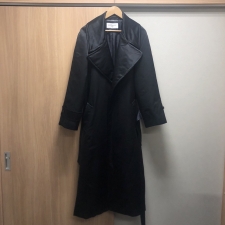 神戸三宮店にて、サンローランパリから2023年モデルとして発売されたクレープサテン素材のベルトコートを高価買取いたしました。状態は未使用に近い試着程度の品です。