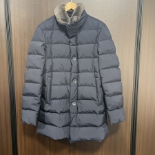 神戸三宮店にて、ヘルノのリゾートラインから2018年AWモデルとして発売されたのファー付きダウンコート・PI024URを高価買取いたしました。状態は未使用に近い試着程度の品です。
