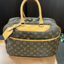 心斎橋店で、ルイヴィトンの、1996年製のモノグラムデザインのハンドバッグ、ドーヴィル（M47270）を買取しました。状態は若干の使用感がある中古品です。