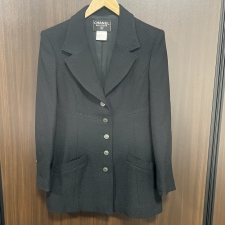 心斎橋店で、シャネルの1997年製のツイード地のジャケット（P09284）を買取しました。状態は綺麗な状態の中古美品です。