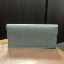 神戸三宮店にて、カミーユフォルネのトリヨンレザーとアリゲーターが素材に使用された21.04・VERSO・長財布を高価買取いたしました。状態は綺麗な状態のお品物です。
