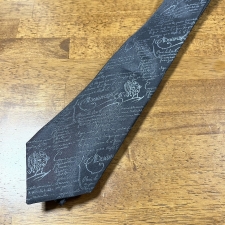 心斎橋店で、カリグラフィデザインのシルクネクタイを買取しました。状態は綺麗な状態の中古美品です。