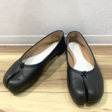 浜松入野店で、マルジェラのブラックの足袋バレエシューズを買取ました。状態は綺麗な状態の中古美品です。