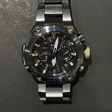 新宿店で、ジーショックの勝色のチタンのBluetooth搭載電波ソーラー腕時計、MRG-B2000B-1AJRを買取いたしました。状態は未使用品です。
