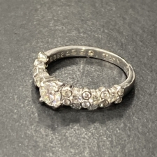 銀座本店で、ポンテヴェキオのK18素材を使っている、0.49ctと0.352ct刻印のダイヤモンドリングを買取いたしました。状態は若干の使用感がある中古品です。