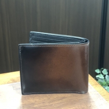 神戸三宮店でユハクのコードバン、アニリン染の2つ折り財布、YAC132を買取しました。状態は綺麗な状態の中古美品です。