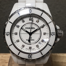 神戸三宮店にて、シャネルの12PダイヤモンドがセッティングされたJ12セラミック自動巻き腕時計・H1629を高価買取いたしました。状態は通常使用感のお品物です。