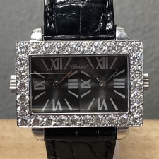 神戸三宮店にて、ショパールのスクエアダブルフェイスデザインが特徴的なダイヤモンドクォーツ時計を高価買取いたしました。状態は通常使用感のお品物です。