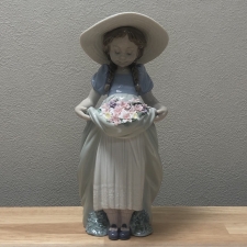 神戸三宮店にて、リヤドロの「たくさん摘めたよ！」という作品名の少女モチーフのフィギュリンを高価買取いたしました。状態は使用感が強いお品物です。