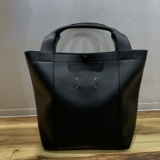 浜松入野店で、マルジェラのカーフレザーのトートバッグ、S56WC0138を買取ました。状態は未使用に近い試着程度の品です。