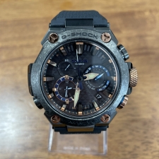 心斎橋店で、ジーショックの勝色のソーラー時計、MRG-B2000R-1AJRを買取ました。状態は綺麗な状態の中古美品です。