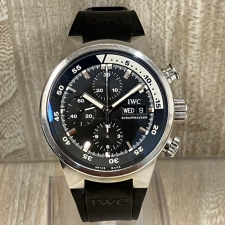 銀座本店で、IWCのIW371933、アクアタイマークロノグラフラバーベルトの自動巻き腕時計を買取いたしました。状態は若干の使用感があるお品物です。