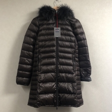 神戸三宮店にて、デュベティカのラクーンファー付きダウンコートであるオチロエ・Ociroeを高価買取いたしました。状態は未使用に近い試着程度の品です。