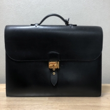 神戸三宮店にて、エルメスのビジネスバッグであるサックアデペッシュ38を高価買取いたしました。状態は通常使用感のお品物です。
