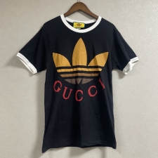 神戸三宮店で、グッチのアディダスコラボのフロントロゴプリント半袖Tシャツ、727694状態は若干の使用感のある中古品です。