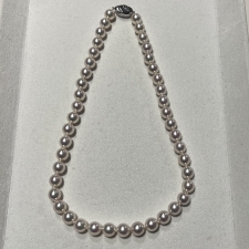 神戸三宮店にて、真珠科学研究所よりオーロラ天女の鑑定書が発行されている9mmパールネックレス(アコヤ真珠・44粒)を高価買取いたしました。状態は綺麗な状態のお品物です。