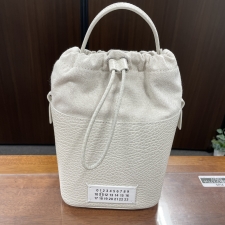 心斎橋店の出張買取で、メゾンマルジェラの5ACシリーズのバケットバッグ（S61WG0035）を買取しました。状態は数回使用程度の新品同様品です。