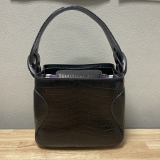 神戸三宮店にて、チビナイルのマットクロコダイルのワンハンドルバッグを高価買取いたしました。状態は使用感が強いお品物です。