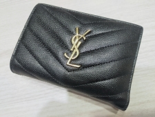 渋谷店でサンローランパリの575879、カサンドラのVステッチ二つ折り財布を買取させていただきました。状態は若干の使用感がある中古品です
