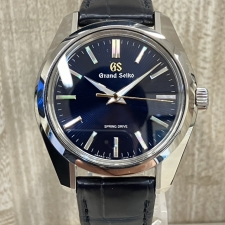 銀座本店で、グランドセイコーのcal.44GS搭載、55周年記念限定モデルの自動巻き腕時計SBGY009月天心を買取いたしました。状態は綺麗な状態の中古美品です。